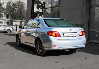 Подержанный автомобиль Toyota Corolla Sedan 2007 года (6 фото)