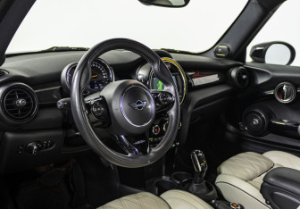 Подержанный автомобиль MINI Hatch 2020 года (12 фото)
