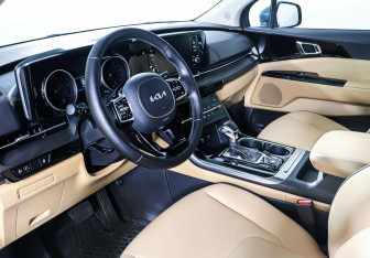 Подержанный автомобиль Kia Carnival 2021 года (11 фото)