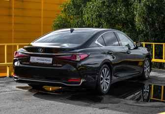 Подержанный автомобиль Lexus ES 2019 года (4 фото)