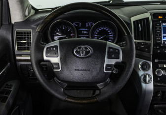 Подержанный автомобиль Toyota Land Cruiser Suv 2013 года (11 фото)