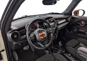 Подержанный автомобиль MINI Hatch 2020 года (15 фото)