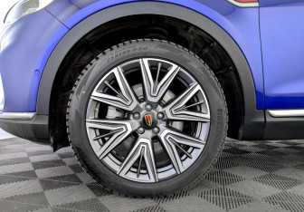 Подержанный автомобиль Hongqi HS5 2023 года (18 фото)