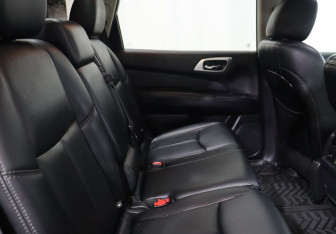 Подержанный автомобиль Nissan Pathfinder 2014 года (24 фото)