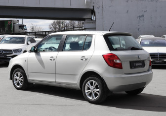 Подержанный автомобиль Skoda Fabia Hatchback 2012 года (7 фото)
