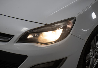 Подержанный автомобиль Opel Astra Sedan 2012 года (20 фото)