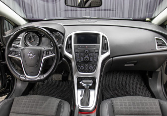 Подержанный автомобиль Opel Astra Hatchback 2013 года (14 фото)