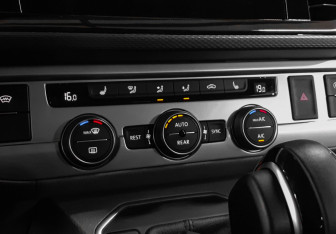 Подержанный автомобиль Volkswagen Caravelle 2022 года (17 фото)