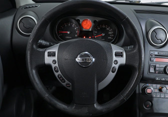 Подержанный автомобиль Nissan Qashqai 2007 года (10 фото)