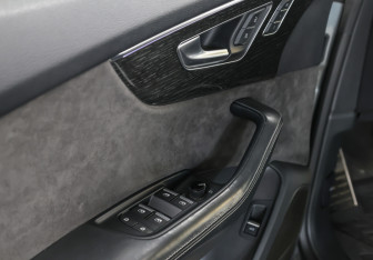 Подержанный автомобиль Audi Q8 2019 года (26 фото)