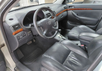Подержанный автомобиль Toyota Avensis Sedan 2004 года (9 фото)