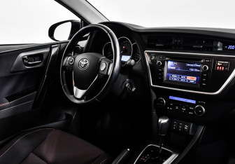 Подержанный автомобиль Toyota Auris Hatchback 2014 года (11 фото)