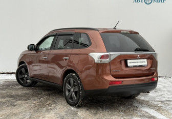Подержанный автомобиль Mitsubishi Outlander 2012 года (7 фото)