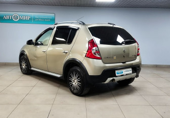 Подержанный автомобиль Renault Sandero 2011 года (7 фото)