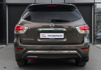 Подержанный автомобиль Nissan Pathfinder 2015 года (5 фото)