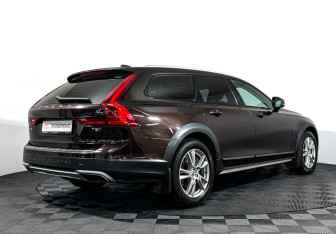 Подержанный автомобиль Volvo V90 Cross Country 2019 года (5 фото)