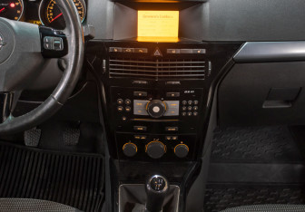 Подержанный автомобиль Opel Astra Sedan 2012 года (15 фото)