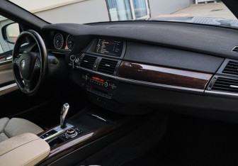 Подержанный автомобиль BMW X5 2013 года (7 фото)