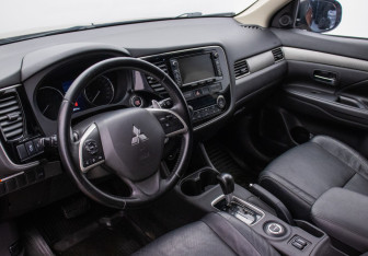 Подержанный автомобиль Mitsubishi Outlander 2012 года (9 фото)