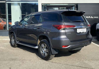Подержанный автомобиль Toyota Fortuner 2018 года (7 фото)