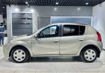Подержанный автомобиль Renault Sandero 2011 года (6 фото)