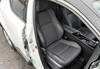 Подержанный автомобиль Toyota C-HR 2019 года (25 фото)