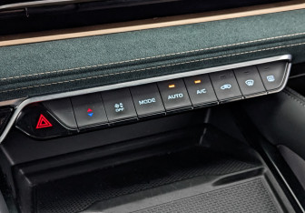 Подержанный автомобиль Geely Monjaro 2023 года (21 фото)