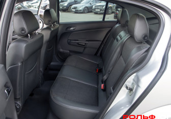 Подержанный автомобиль Opel Astra Sedan 2011 года (8 фото)