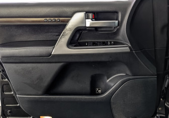 Подержанный автомобиль Toyota Land Cruiser Suv 2016 года (19 фото)