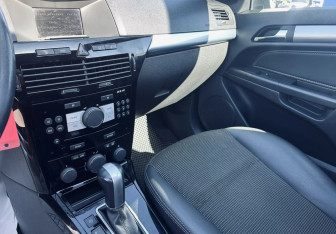 Подержанный автомобиль Opel Astra Hatchback 2010 года (13 фото)