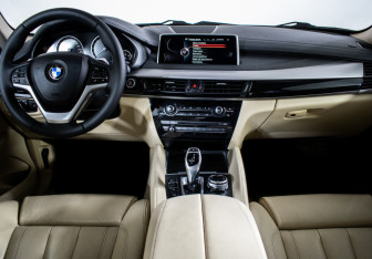 Подержанный автомобиль BMW X6 2016 года (12 фото)