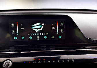 Подержанный автомобиль Omoda C5 2024 года (27 фото)