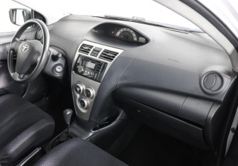 Подержанный автомобиль Toyota Yaris Sedan 2007 года (6 фото)