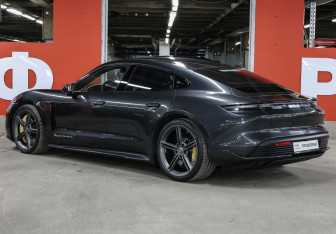 Подержанный автомобиль Porsche Taycan 2021 года (7 фото)