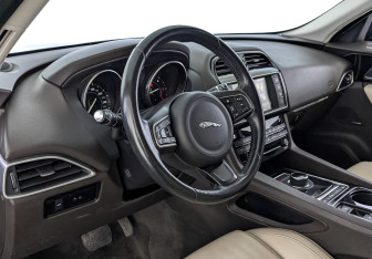 Подержанный автомобиль Jaguar F-Pace 2017 года (15 фото)