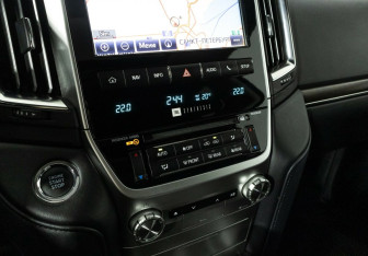 Подержанный автомобиль Toyota Land Cruiser Suv 2015 года (12 фото)