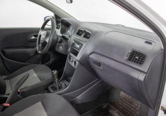 Подержанный автомобиль Volkswagen Polo Sedan 2015 года (9 фото)