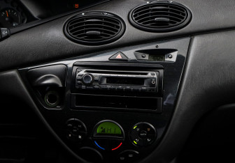 Подержанный автомобиль Ford Focus Sedan 2004 года (12 фото)