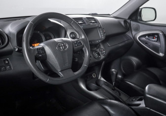 Подержанный автомобиль Toyota RAV4 2011 года (14 фото)