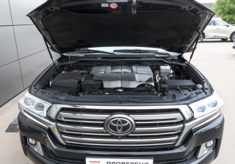 Подержанный автомобиль Toyota Land Cruiser Suv 2017 года (9 фото)