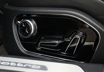 Подержанный автомобиль Audi A8 2015 года (21 фото)