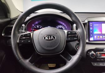 Подержанный автомобиль Kia Sorento 2017 года (16 фото)