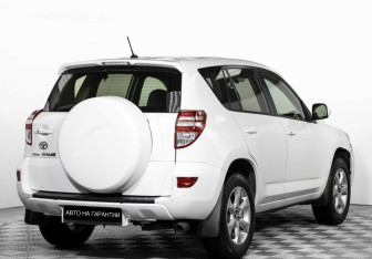 Подержанный автомобиль Toyota RAV4 2011 года (5 фото)