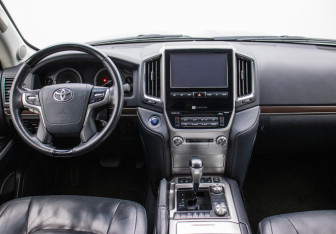 Подержанный автомобиль Toyota Land Cruiser Suv 2017 года (13 фото)