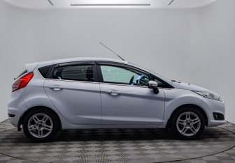 Подержанный автомобиль Ford Fiesta Hatchback 2016 года (6 фото)