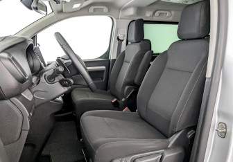 Подержанный автомобиль Peugeot Traveller 2021 года (21 фото)