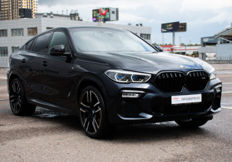 Подержанный автомобиль BMW X6 2021 года (3 фото)
