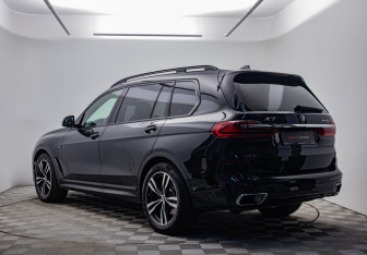 Подержанный автомобиль BMW X7 2021 года (6 фото)