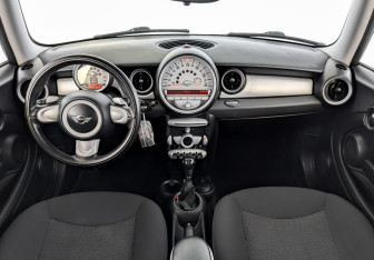 Подержанный автомобиль MINI Hatch 2008 года (14 фото)