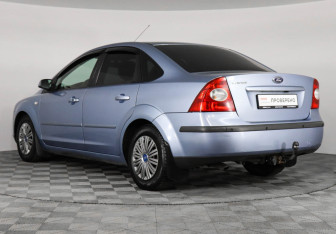 Подержанный автомобиль Ford Focus Sedan 2006 года (7 фото)